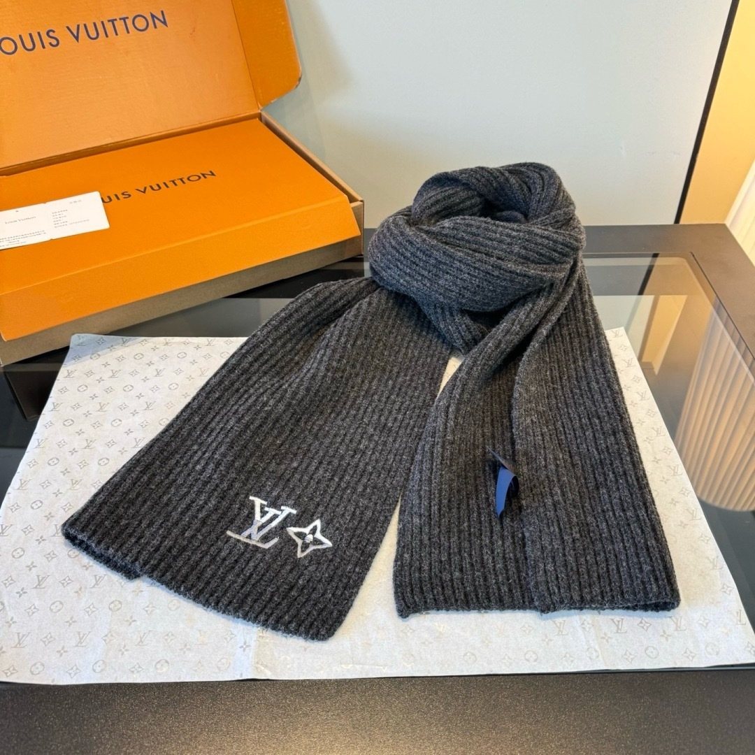 Louis Vuitton Rib-Knit Beanie & Scarf Set